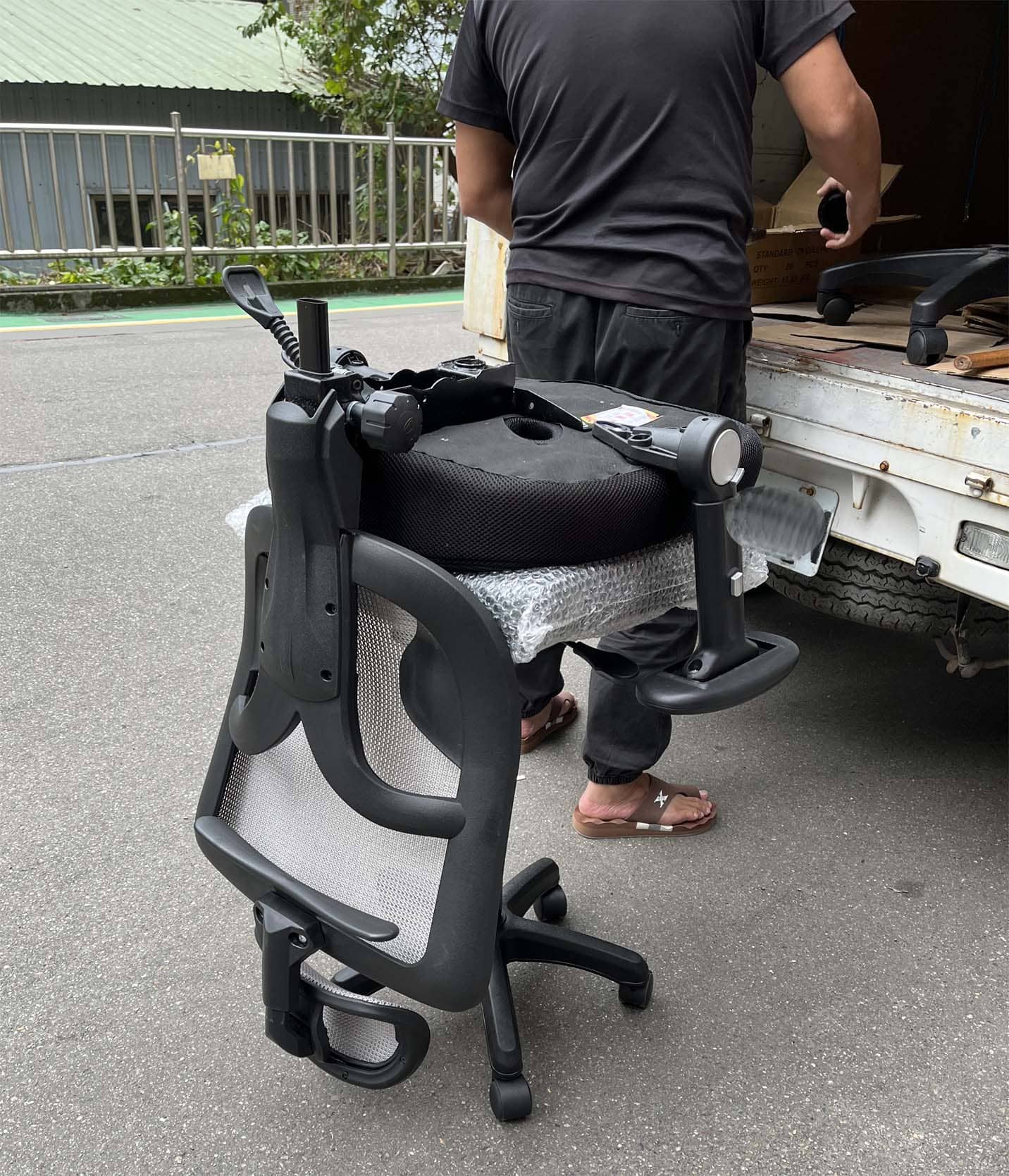 三孔座墊人體工學椅維修