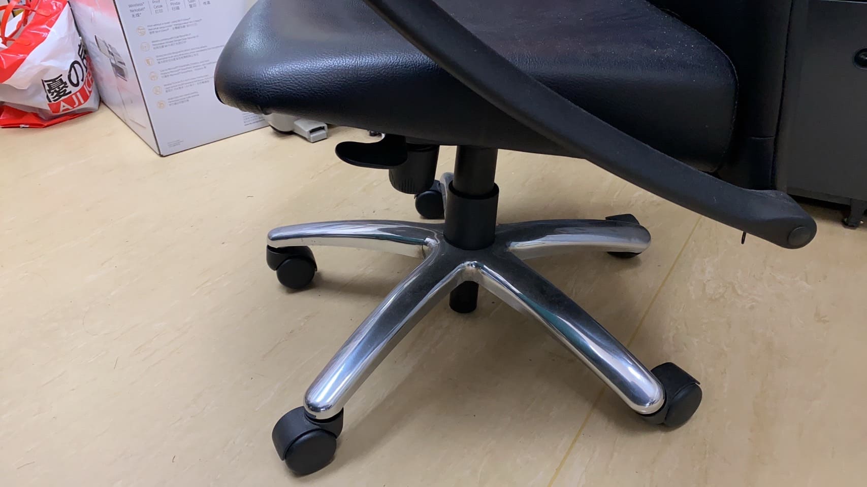 更換電腦椅腳架