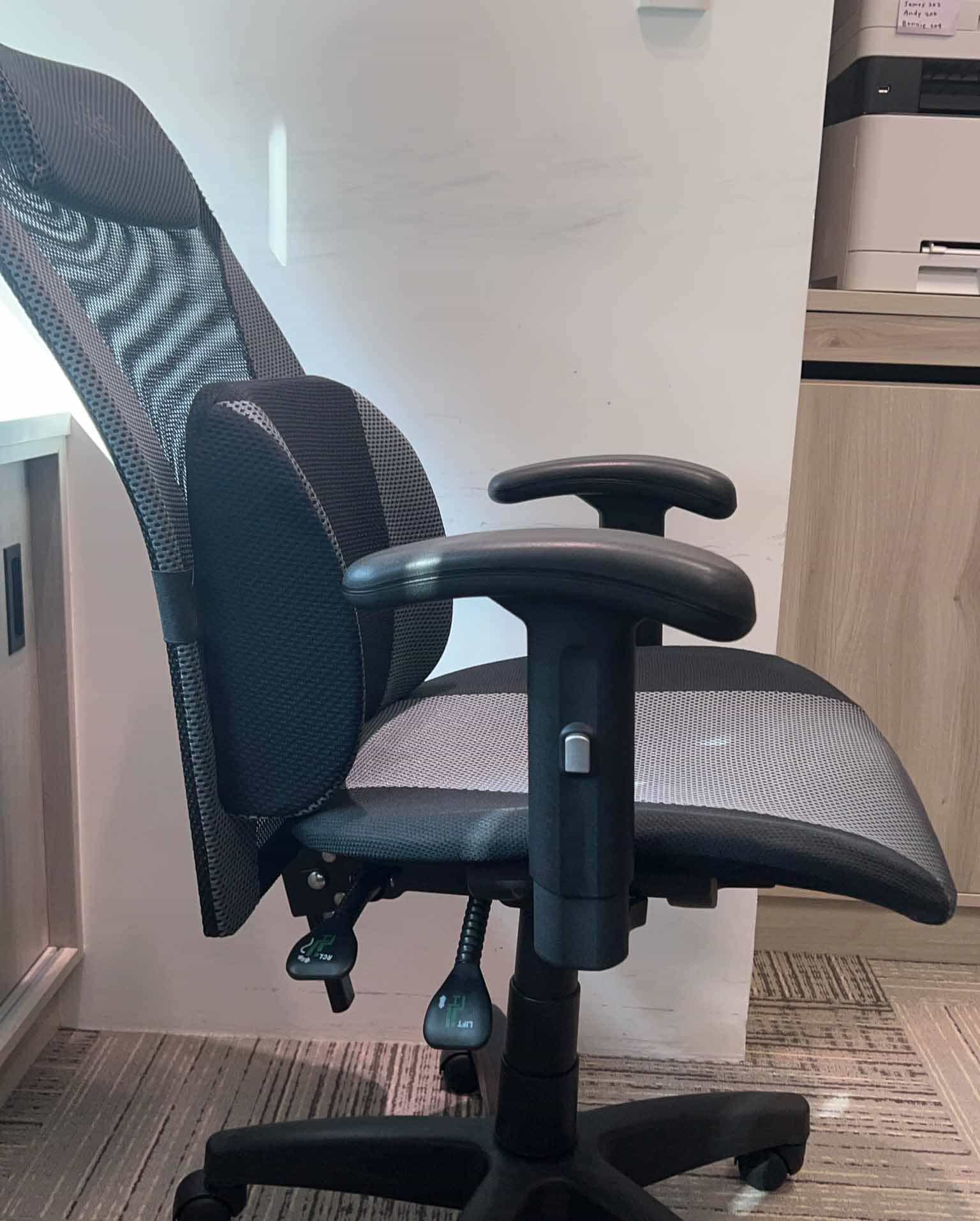 電腦椅椅背無法回正